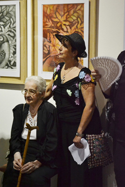 Silvina junto a su madre en la exposición