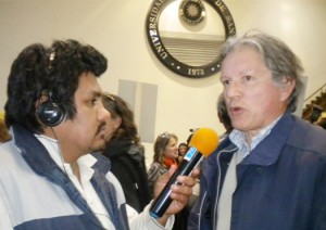 Sergio Caballero, periodista de Radio Universidad con José Casas, durante el juicio por delitos de lesa humanidad, en el edificio de la UNSJ.