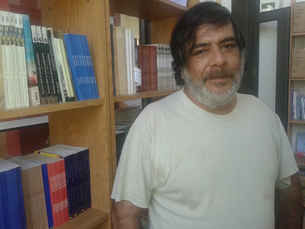 El escritor sanjuanino Adrián Campillay desarrolla su tarea en la Editorial universitaria desde hace varios años.