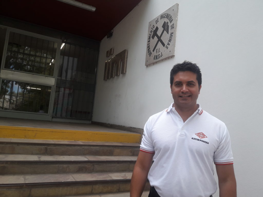 Ing. Víctor Muñoz, en el Instituto de Investigaciones Mineras de la UNSJ.