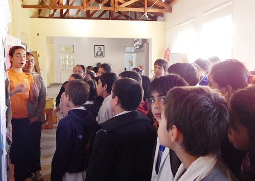 Alumnos de la Escuela Clara Rosa Cortinez, en la charla en el Colegio Central Universitario, sobre conciencia ambiental y creación de actitud comprometida con el tratamiento de la basura.